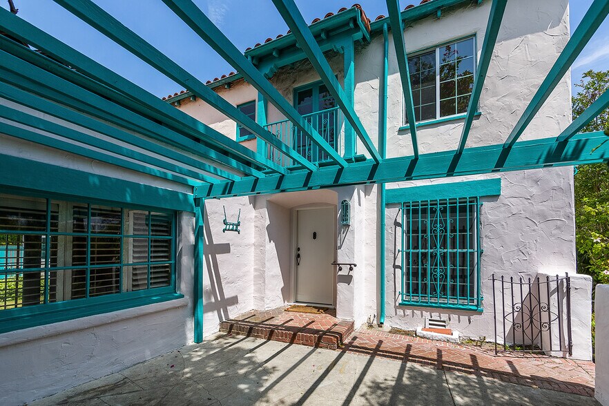 Building Photo - 1135 Crest S Dr