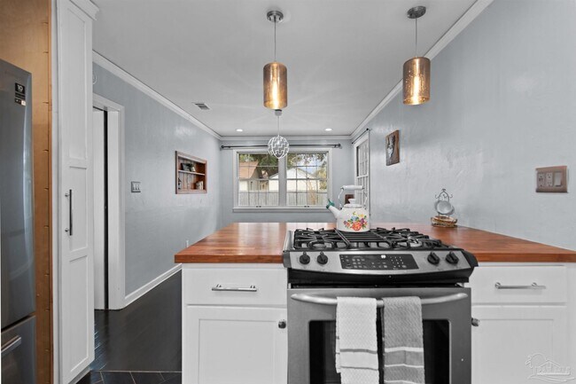 Building Photo - 1111 S Old Corry Field Rd