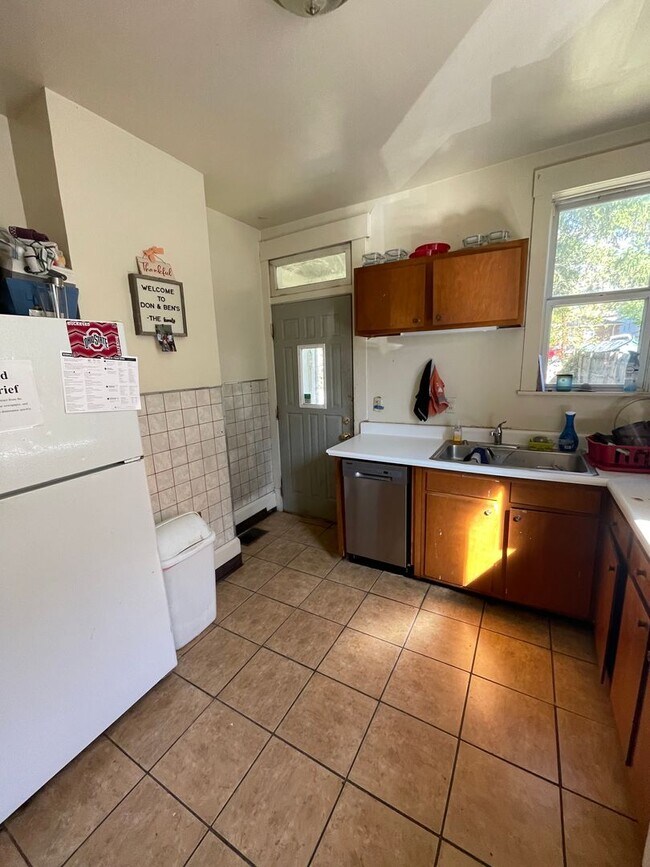 Building Photo - 3 bedroom 1 bath single family home with yard.