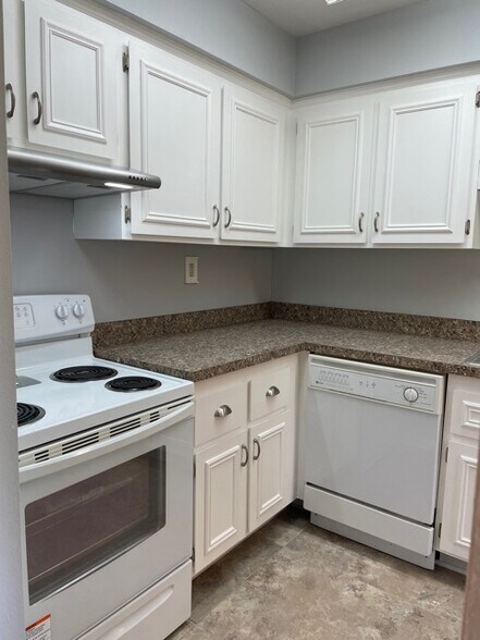 Building Photo - 1804 Colonial Village Way