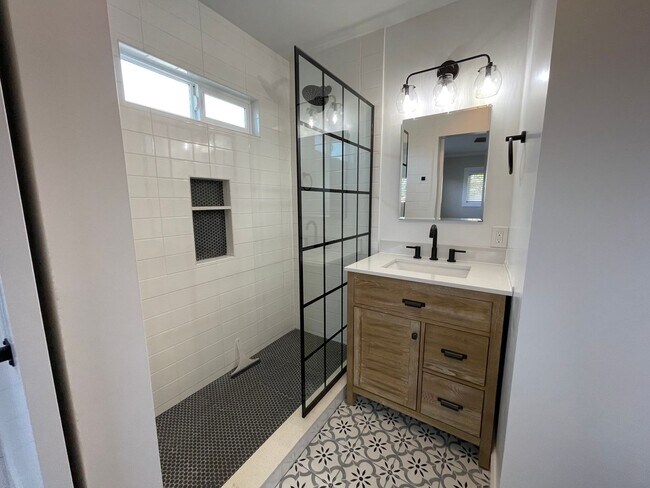 Building Photo - Updated 3 bedroom, 2 bath home