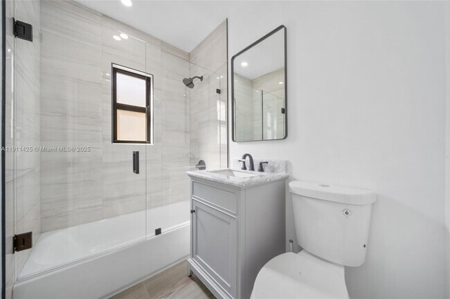 Building Photo - 4222 NE 1st Ave