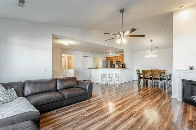 Building Photo - GORGEOUS COMMERCE TOWNSHIP 2 BED/2 BATH MO...