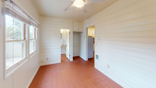 Building Photo - Charming Detached 1-Bedroom