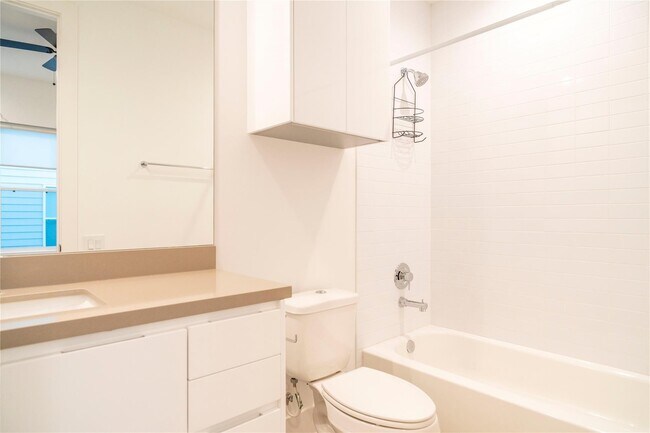 Building Photo - 5869 E Post Oak Ln