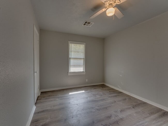 Building Photo - 3 Bedroom 1 Bath Home in Shawnee!