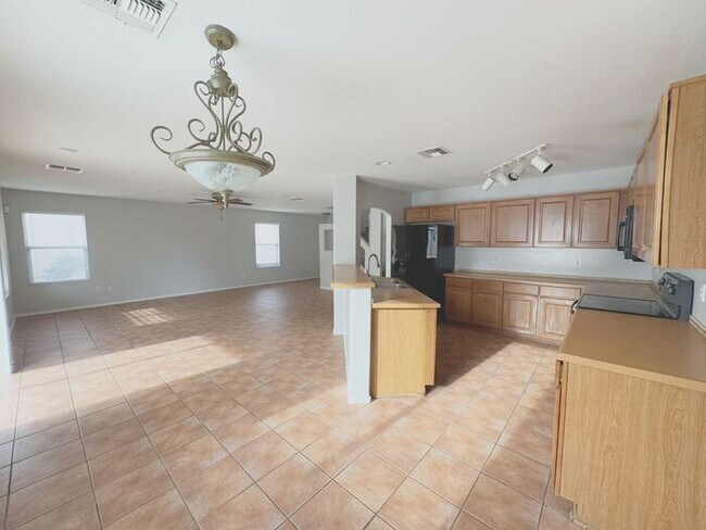 Building Photo - Large 4Bedrooms- 3Bath Home!!!