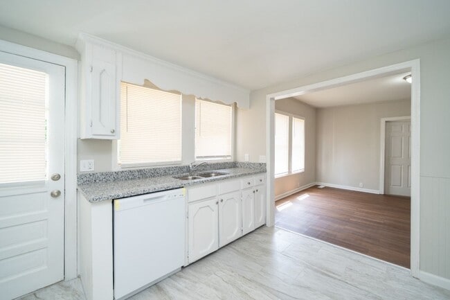 Building Photo - Charming Corner-Lot Home in Bessemer – So ...