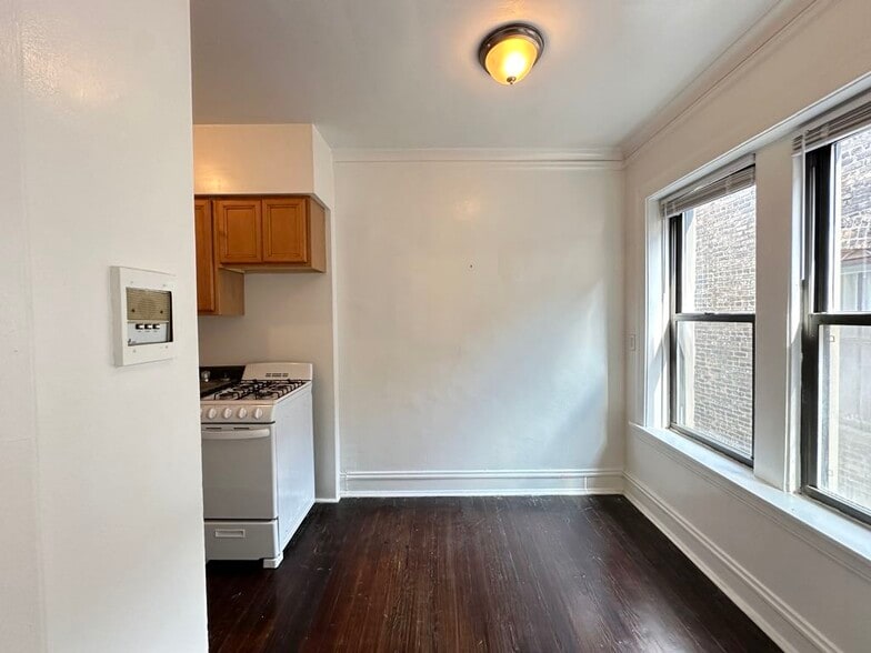Building Photo - 4752 N Paulina St