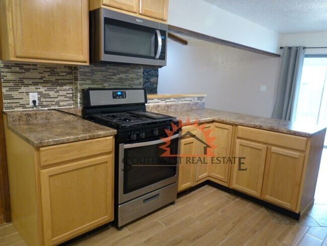 Building Photo - Beautiful 3 bedroom 2 bath brick home