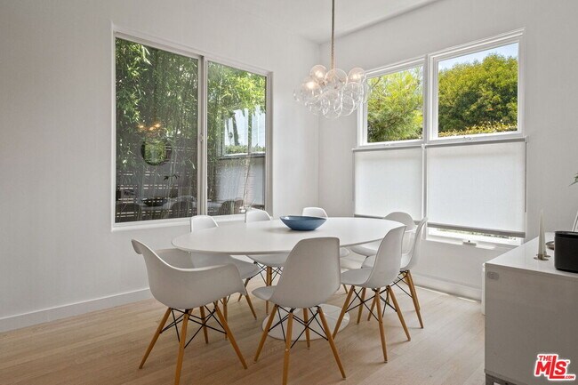 Building Photo - 835 Superba Ave