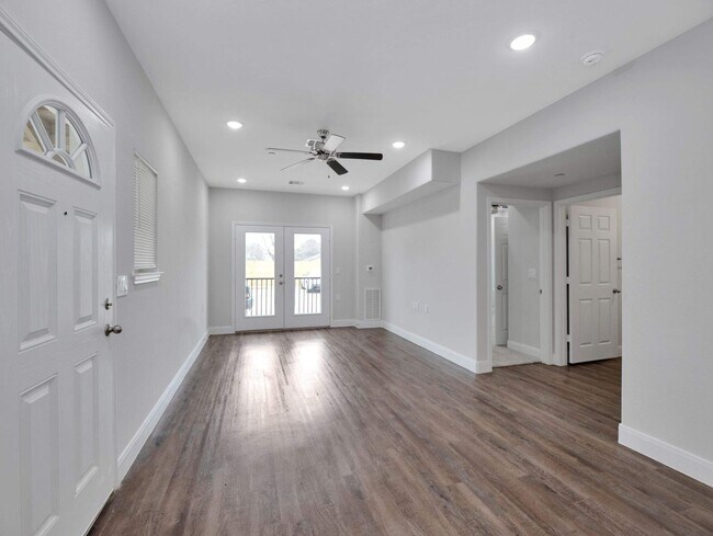 Building Photo - 430 Schmidt Rd