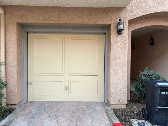 Building Photo - Fully Remodeled 2bed/2bath Townhouse.