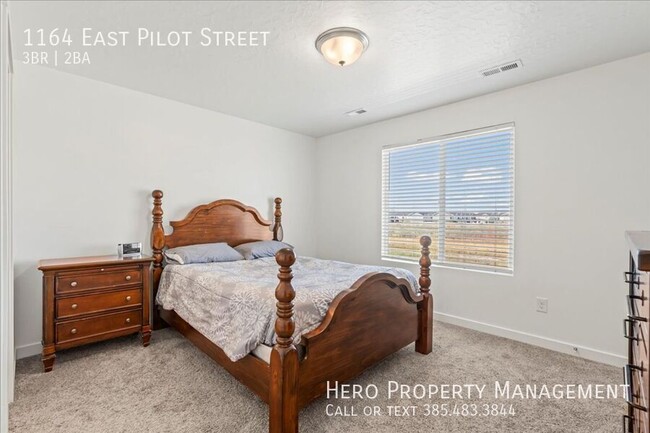 Building Photo - Fantastic Gorgeous Townhome! HALF OFF FIRS...