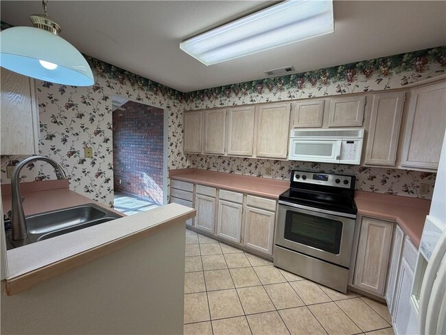 Building Photo - 706 Meghan St