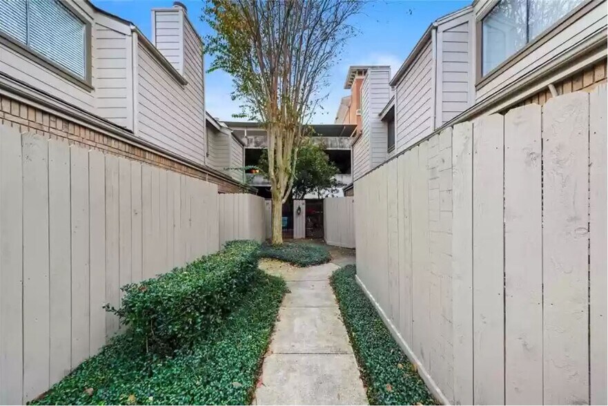 Building Photo - 1829 Augusta Dr