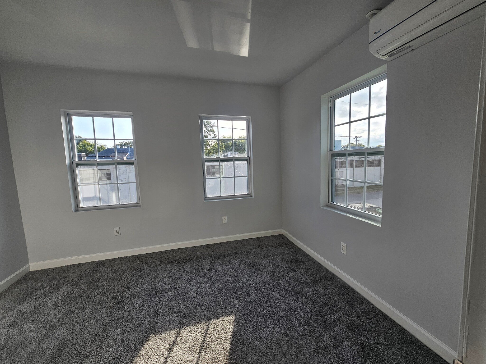 Front bdrm - 31 E Howard St