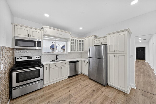 Building Photo - 426 SW 26th Rd