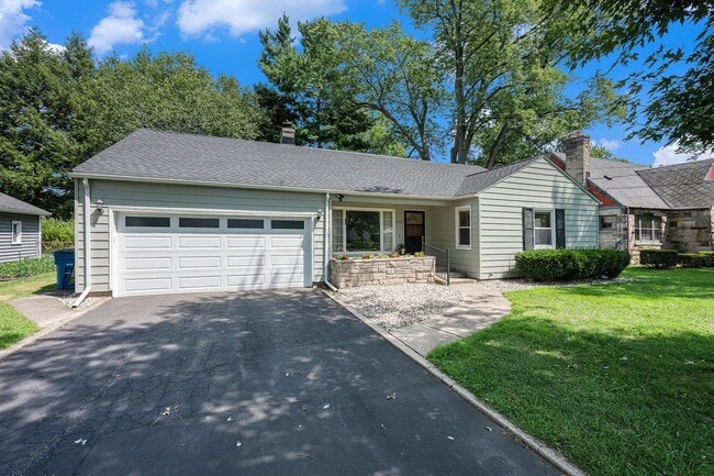 Primary Photo - 912 Dwillard Dr