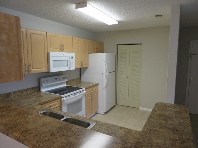 Building Photo - Great unit in Coral Springs