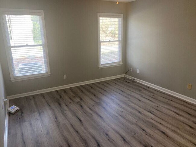 Building Photo - Spacious 3-bedroom home located in Charlotte. $300 off on two months' rent!