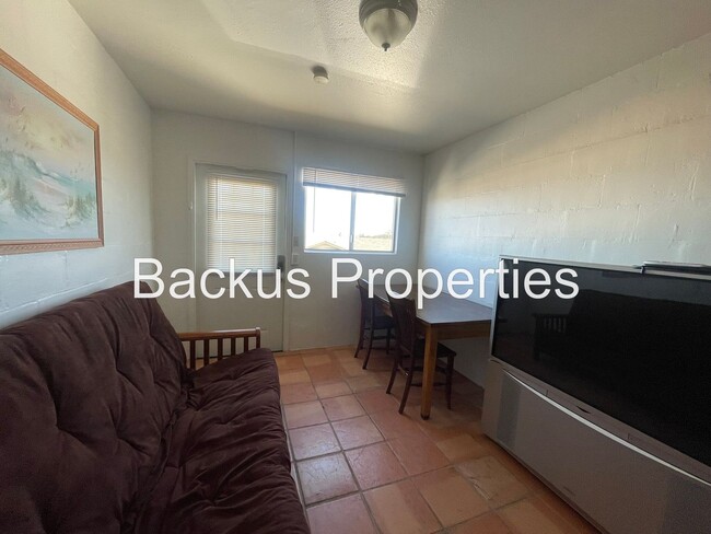 Building Photo - Wonderful furnished upper Seaside unit
