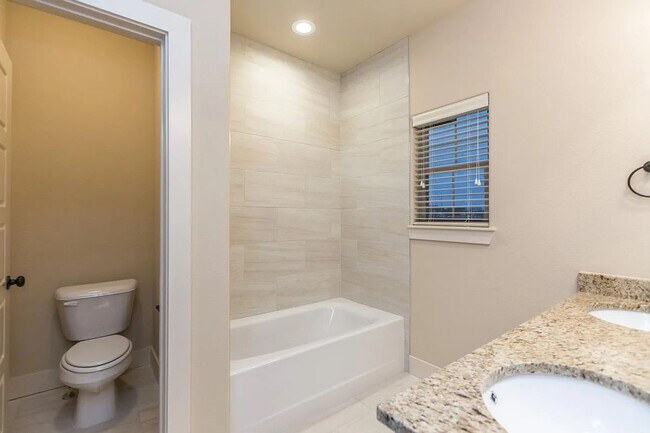 Building Photo - 3114 SW Riverstone Ave