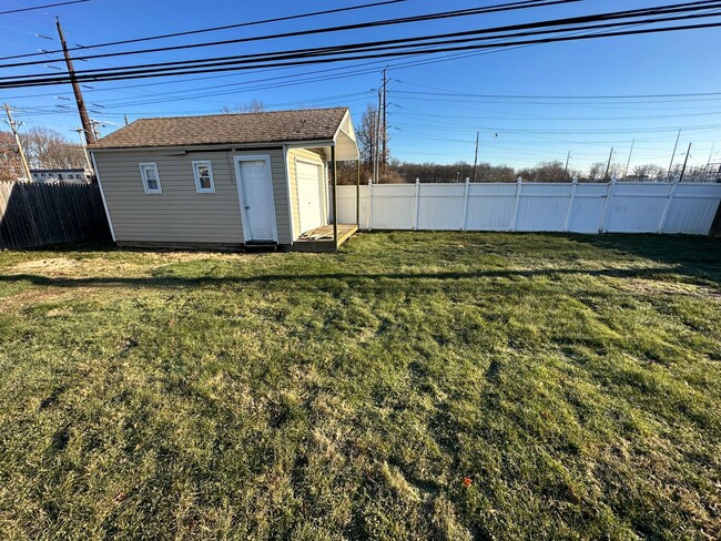 Building Photo - 4 bed 1.5 bath updated rancher new stainle...