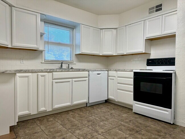 Building Photo - 3 Bedroom Home with Spacious Bedrooms