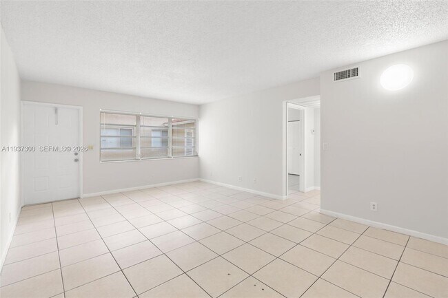 Building Photo - 10032 Twin Lakes Dr