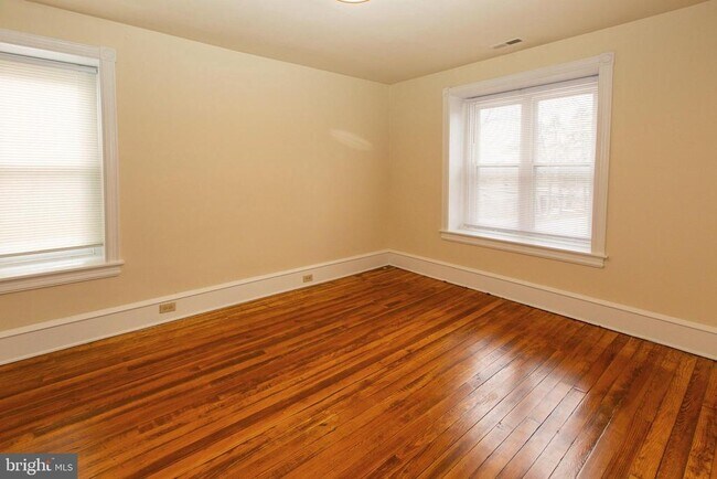 Building Photo - 427 E Main St