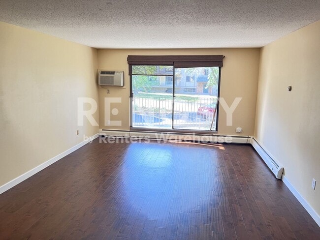Building Photo - 1304 W Medicine Lake Dr