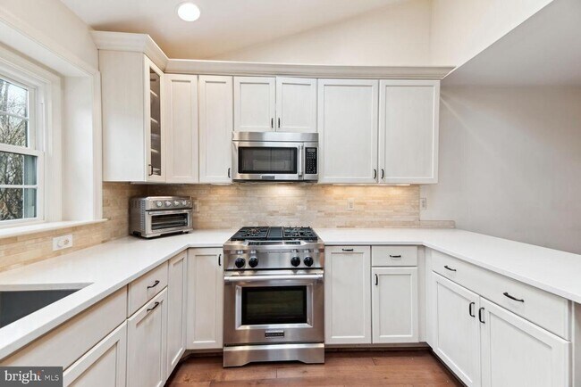 Building Photo - 6603 Forsythia St