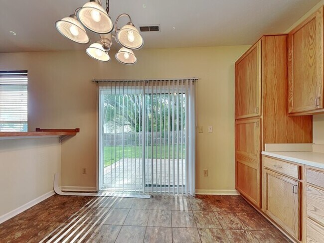 Building Photo - 3 bed 2 bath in Avon with privacy fence an...
