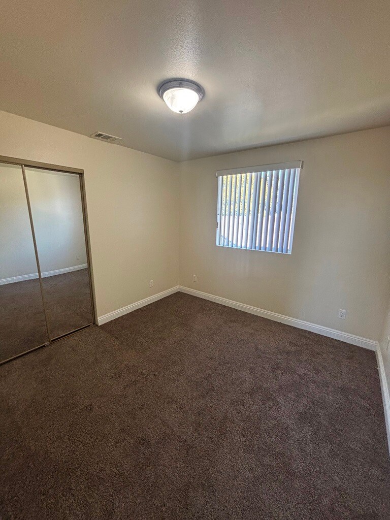 Building Photo - 732 E 74th St