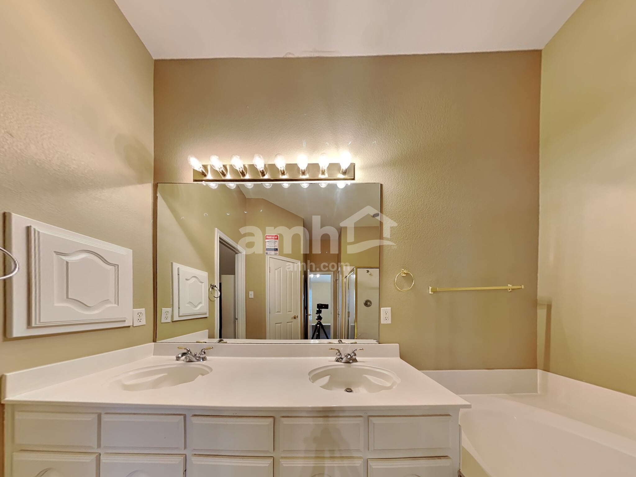Building Photo - 8820 Sunset Trace Dr