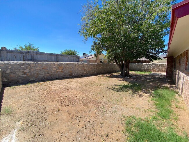 Building Photo - Northeast El Paso 3 Bed Refrig A/C
