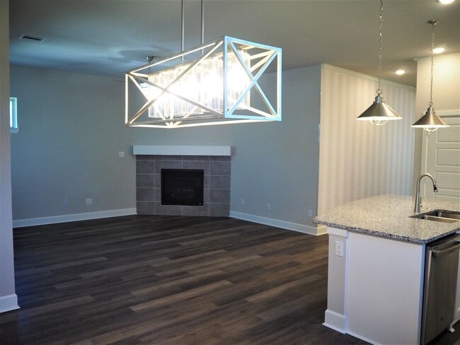 Building Photo - 701 Matchbox St-