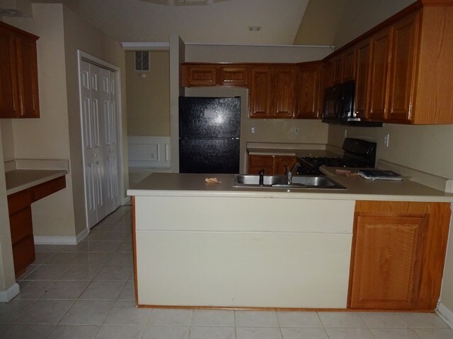 Building Photo - 875 Oaklen View Dr