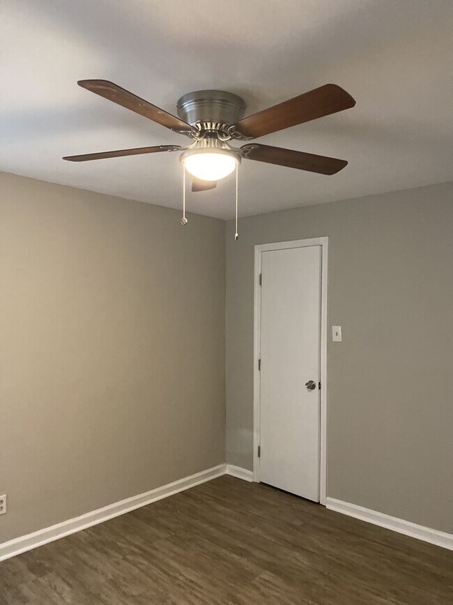 Building Photo - Updated 4 bed 2 bath minutes to Downtown Chattanooga!