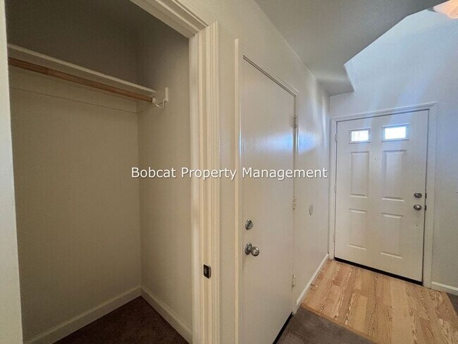 Building Photo - 217 Meadowood Ct