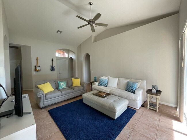 Large Living room cathedral ceiling - 5518 Place Lake Dr