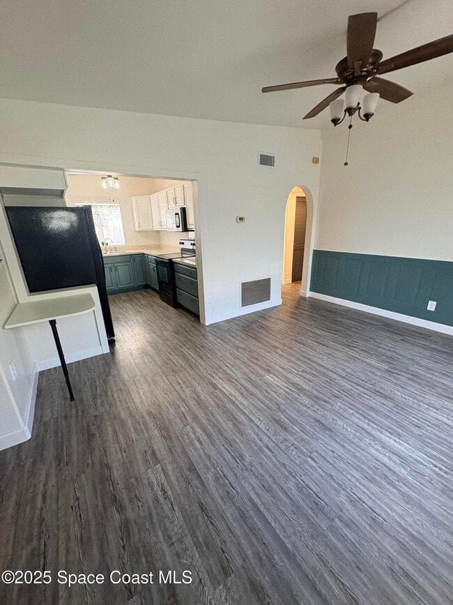 Building Photo - 1217 Pinewood Dr