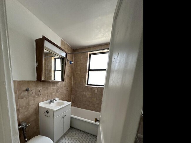 Building Photo - 2 bedroom in Chicago IL 60657