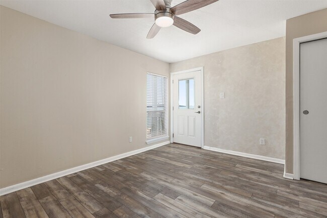 Building Photo - 500 Tiki Dr