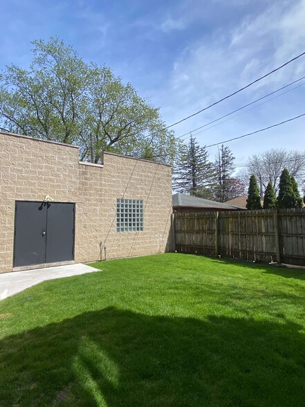Building Photo - 6123 N Meade Ave