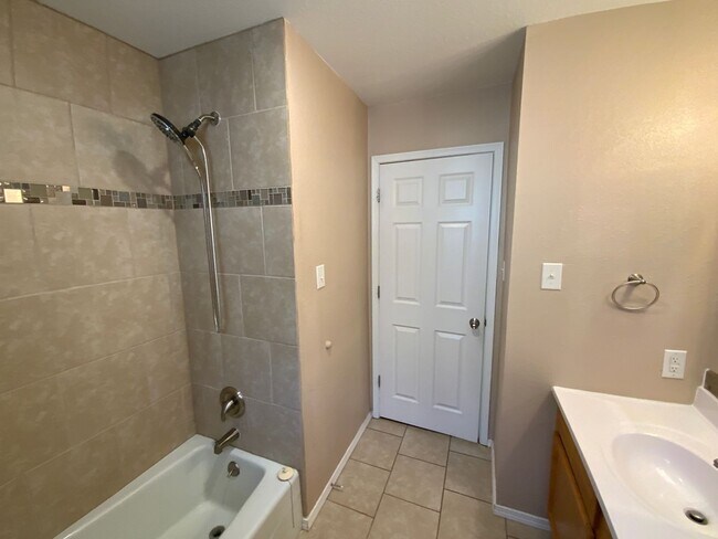 Building Photo - 3 Bedroom Single Story Home Available Near...