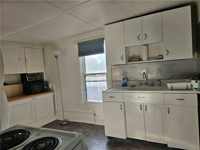 Building Photo - 607 N Cayuga St