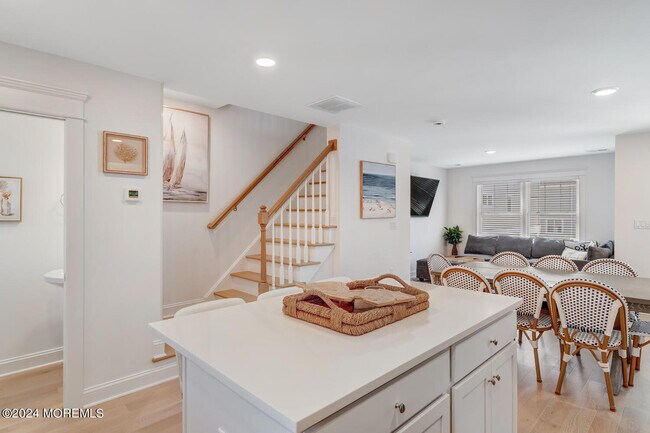 Building Photo - 19 Cummins St