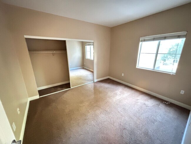 Building Photo - Gorgeous 2Bed/2Bath/2Car Garage, 2nd-Story Condo located in the West part of the valley— Enjoy Re...